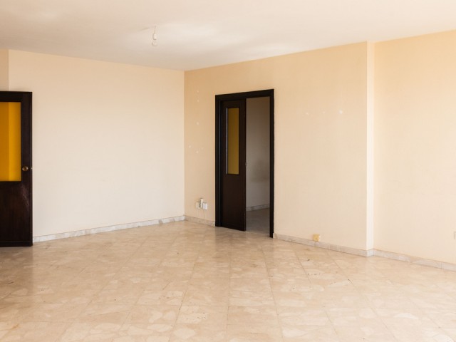 Apartamento con 4 Dormitorios  en Málaga
