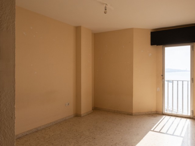 Apartamento con 4 Dormitorios  en Málaga
