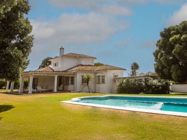 3 Makuuhuoneen Huvila San Roque Club