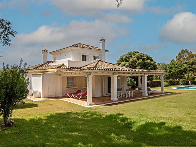 3 Makuuhuoneen Huvila San Roque Club