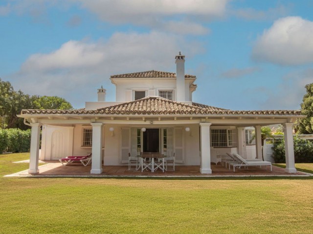 3 Makuuhuoneen Huvila San Roque Club