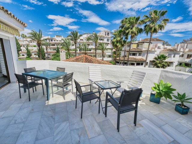 Apartamento con 2 Dormitorios  en Elviria