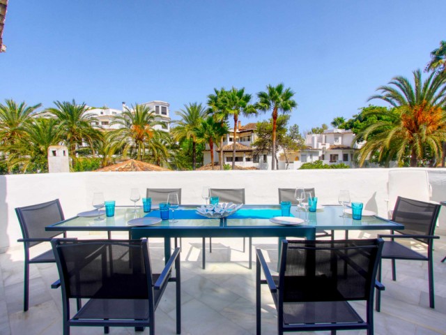 Apartamento con 2 Dormitorios  en Elviria