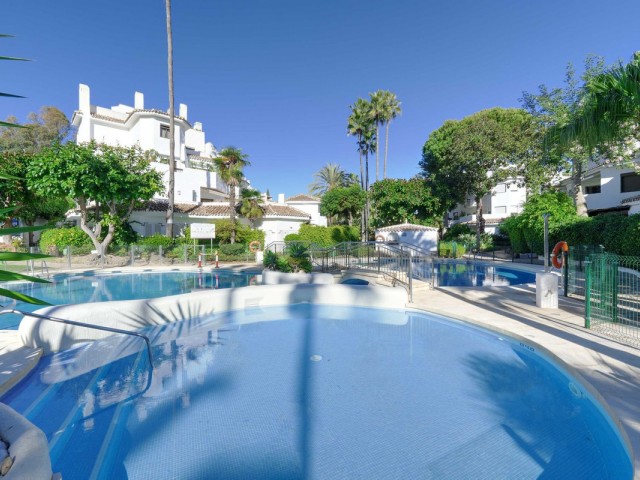 Apartamento con 2 Dormitorios  en Elviria