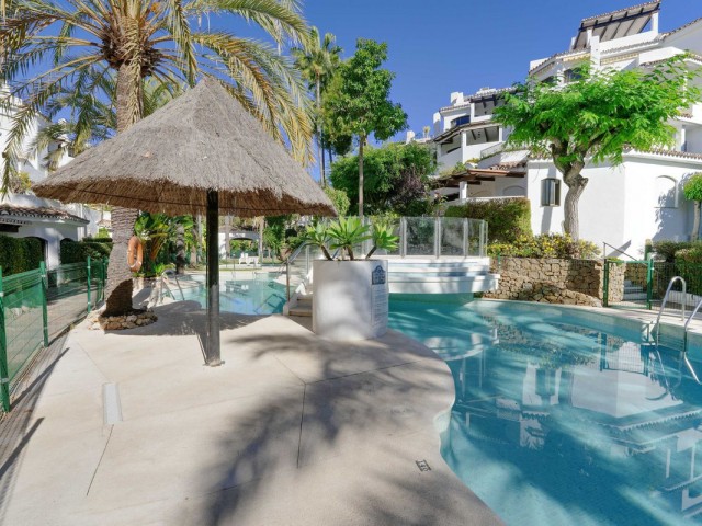 Apartamento con 2 Dormitorios  en Elviria