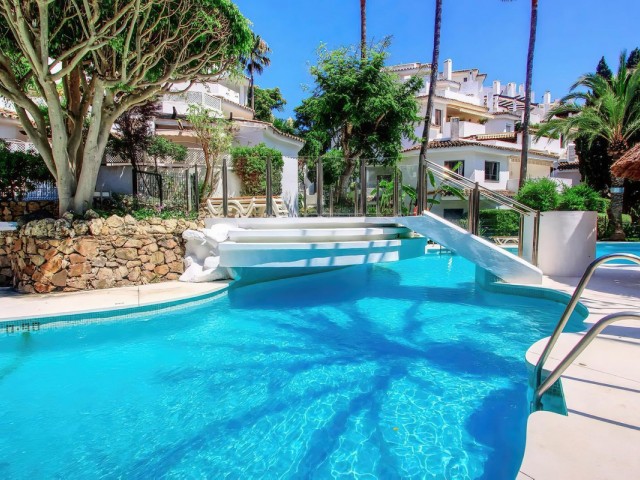 Apartamento con 2 Dormitorios  en Elviria