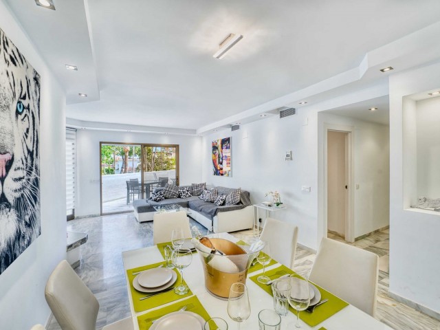 Apartamento con 2 Dormitorios  en Elviria