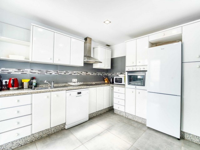 Apartamento con 2 Dormitorios  en Elviria