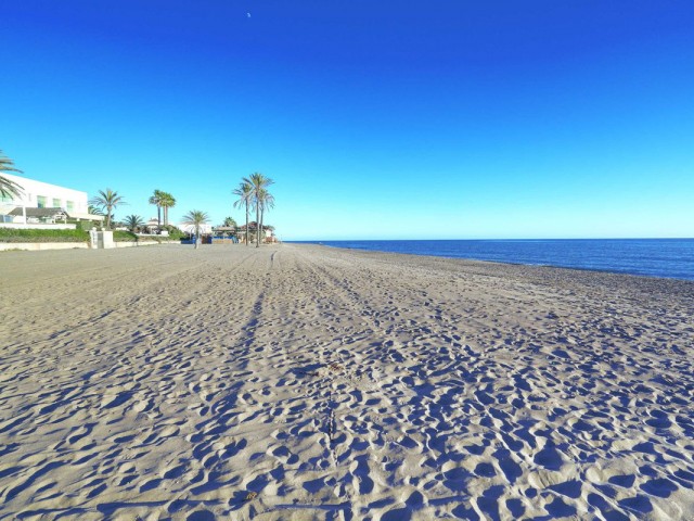 Apartamento con 2 Dormitorios  en Elviria