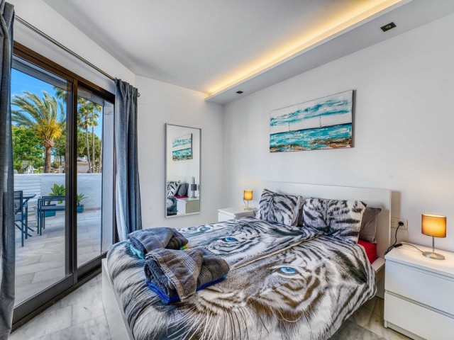 Apartamento con 2 Dormitorios  en Elviria