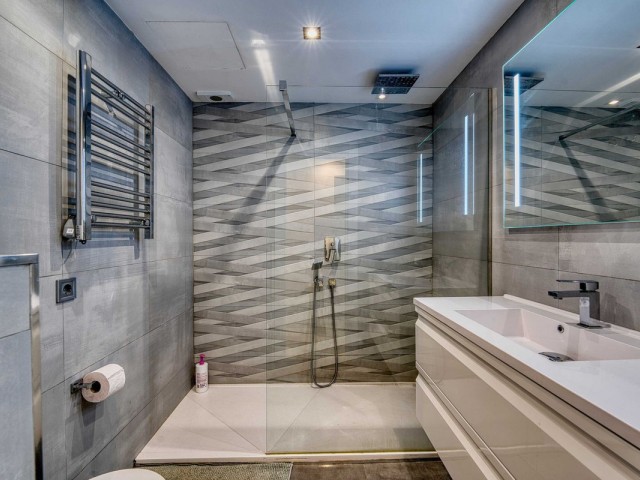 Apartamento con 2 Dormitorios  en Elviria
