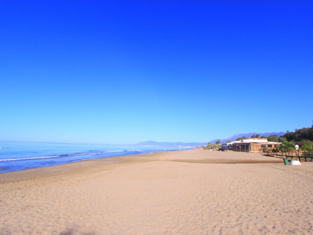 Apartamento con 2 Dormitorios  en Elviria