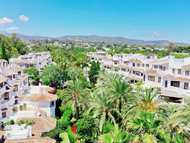 Apartamento con 2 Dormitorios  en Elviria