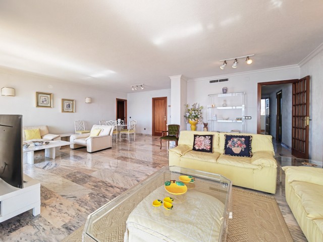 Apartamento con 5 Dormitorios  en Los Boliches