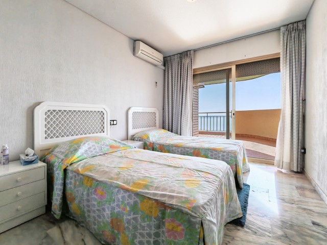 Apartamento con 5 Dormitorios  en Los Boliches