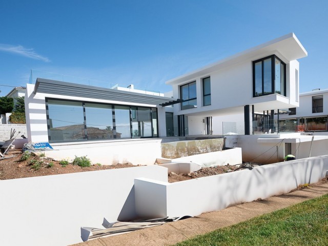 4 Bedrooms Villa in El Chaparral