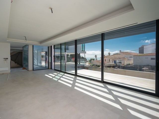 4 Bedrooms Villa in El Chaparral