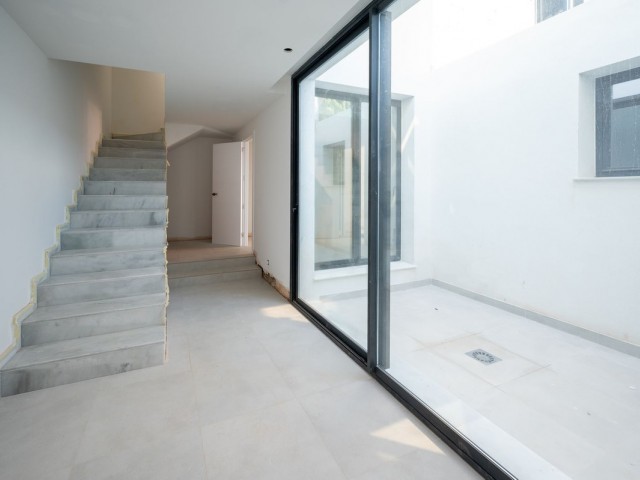 4 Bedrooms Villa in El Chaparral