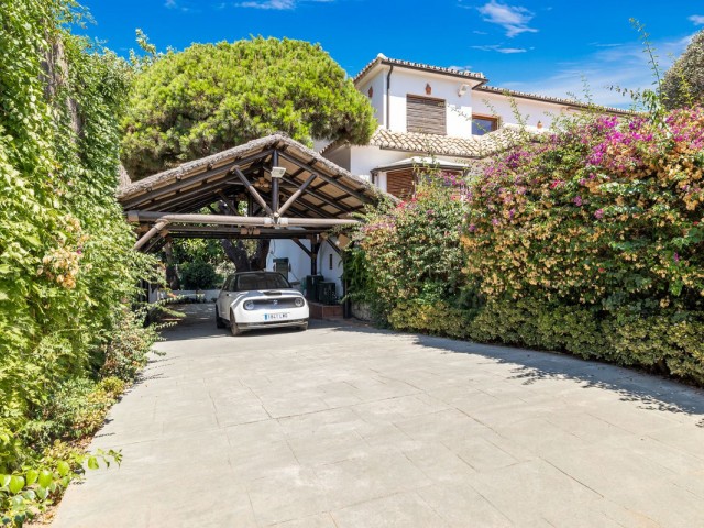 6 Bedrooms Villa in Marbesa