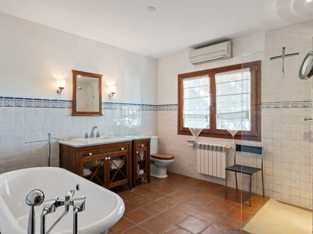 6 Bedrooms Villa in Marbesa