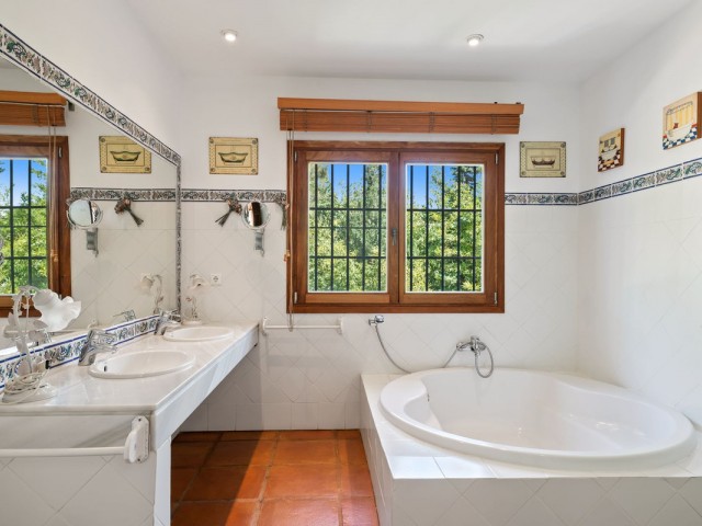 6 Bedrooms Villa in Marbesa