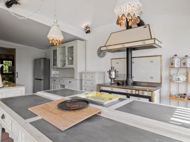 6 Bedrooms Villa in Marbesa