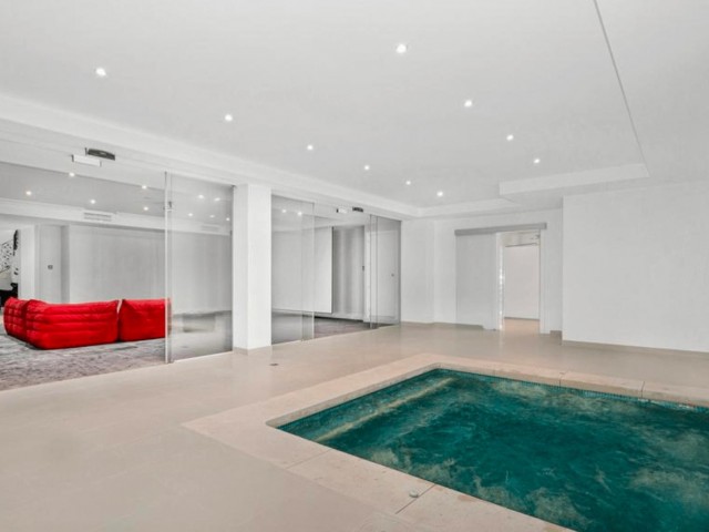 8 Bedrooms Villa in The Golden Mile