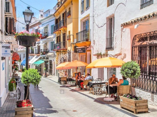 Adosado con 4 Dormitorios  en Marbella