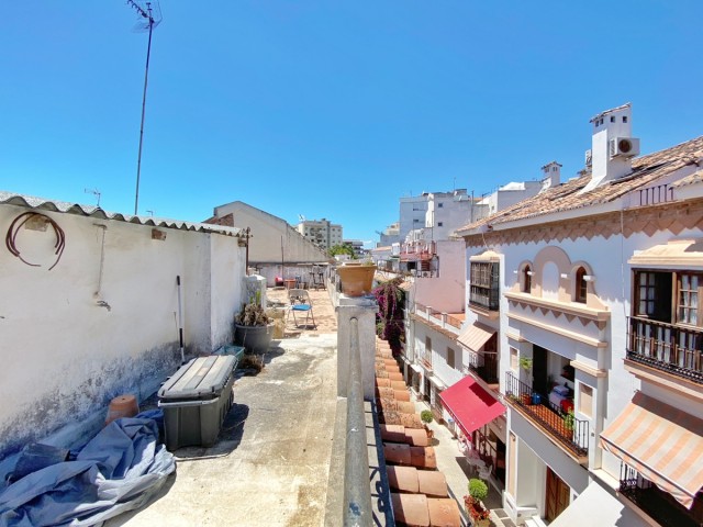 Adosado con 4 Dormitorios  en Marbella