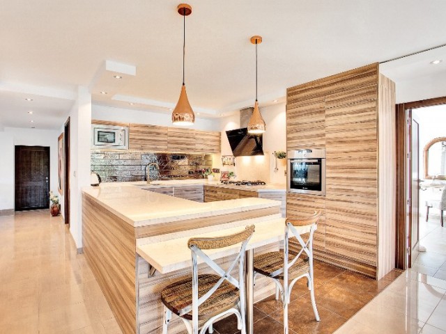 6 Bedrooms Villa in Marbesa