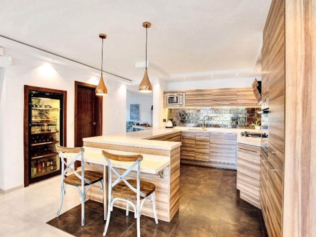 6 Bedrooms Villa in Marbesa