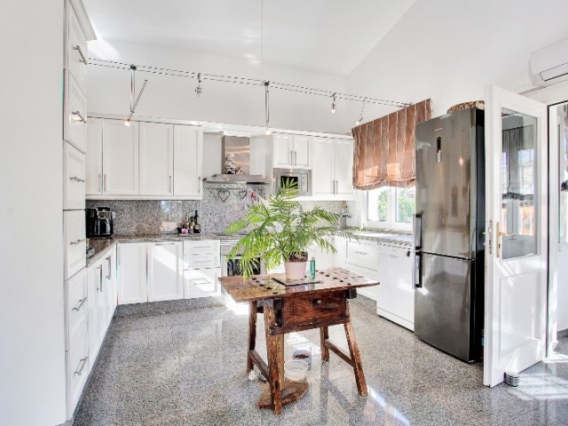 6 Bedrooms Villa in Marbesa