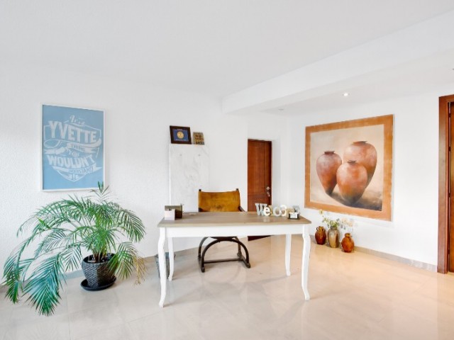 6 Bedrooms Villa in Marbesa