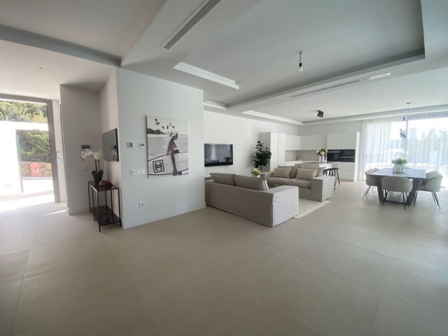 6 Bedrooms Villa in Monte Halcones