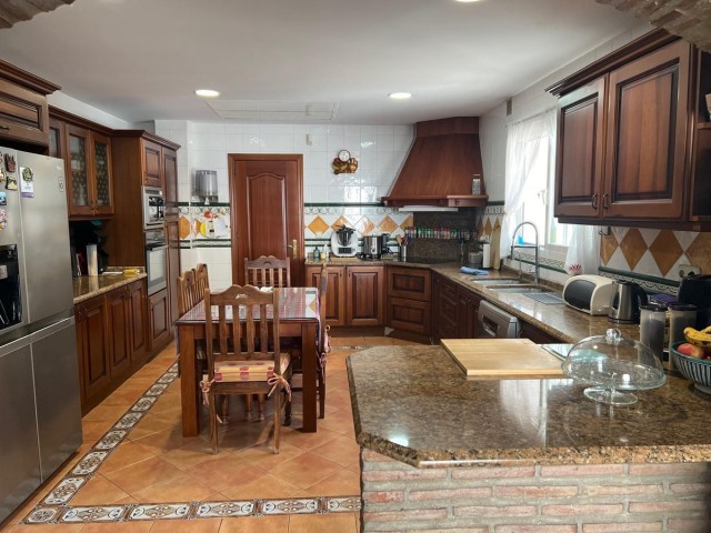 5 Bedrooms Villa in Marbella