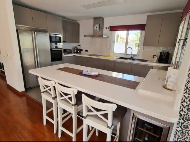 5 Bedrooms Villa in Torremolinos