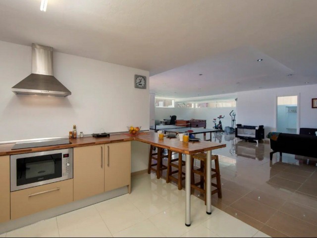 5 Bedrooms Villa in Torremolinos