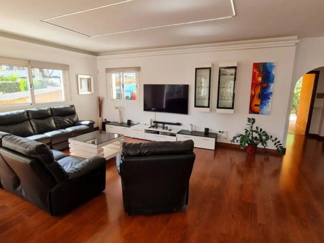 5 Bedrooms Villa in Torremolinos