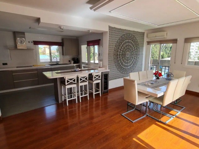 5 Bedrooms Villa in Torremolinos