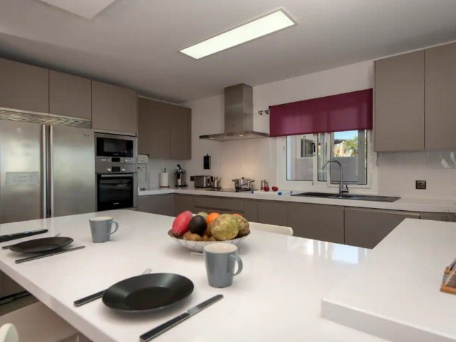 5 Bedrooms Villa in Torremolinos