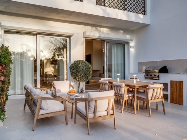 Maison mitoyenne avec 4 Chambres  à Nueva Andalucía
