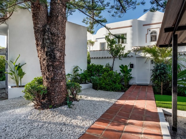 Maison mitoyenne avec 4 Chambres  à Nueva Andalucía