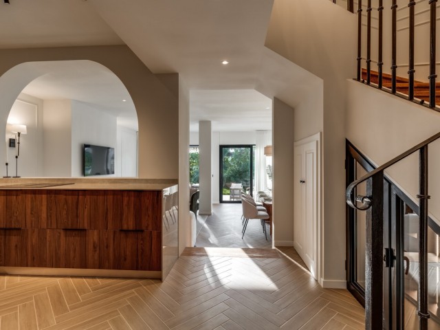Maison mitoyenne avec 4 Chambres  à Nueva Andalucía