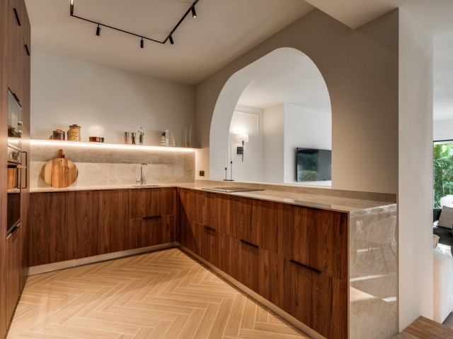 Maison mitoyenne avec 4 Chambres  à Nueva Andalucía