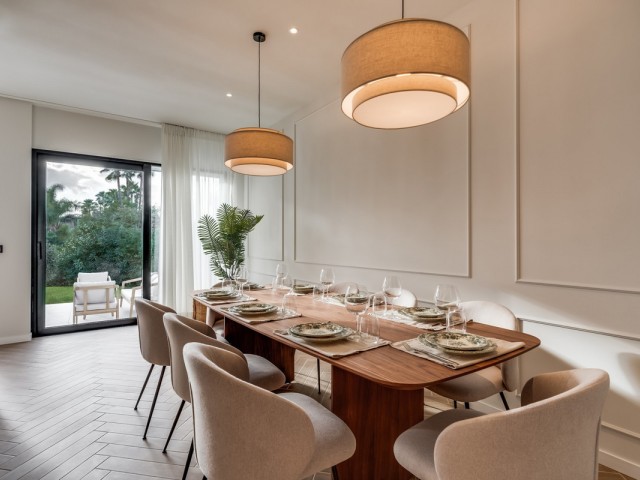 Maison mitoyenne avec 4 Chambres  à Nueva Andalucía
