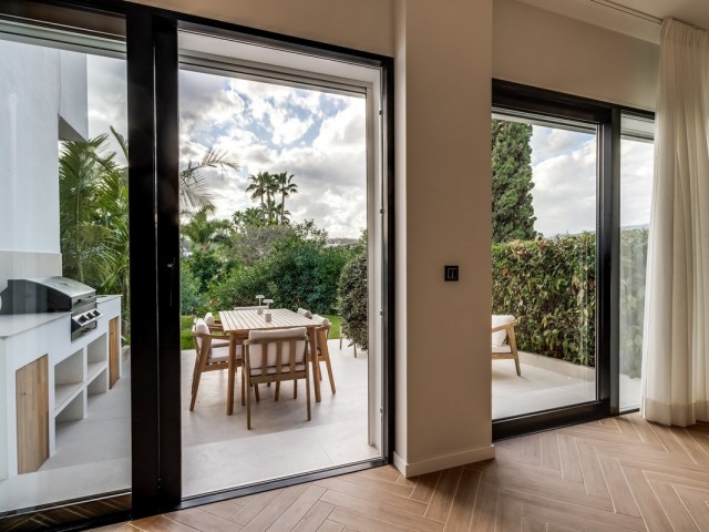 Maison mitoyenne avec 4 Chambres  à Nueva Andalucía