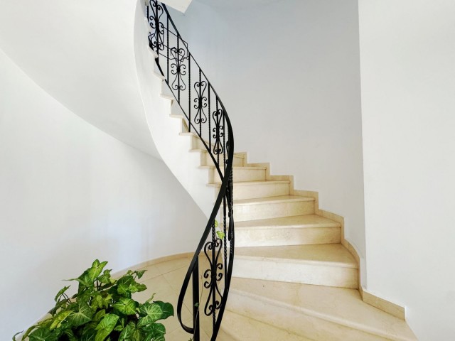 8 Sovrums Villa i Elviria