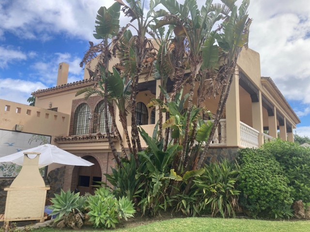 Villa con 4 Dormitorios  en Selwo