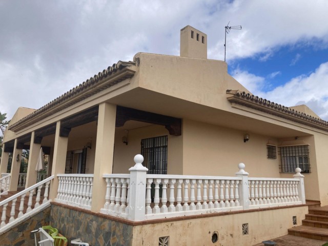 Villa con 4 Dormitorios  en Selwo