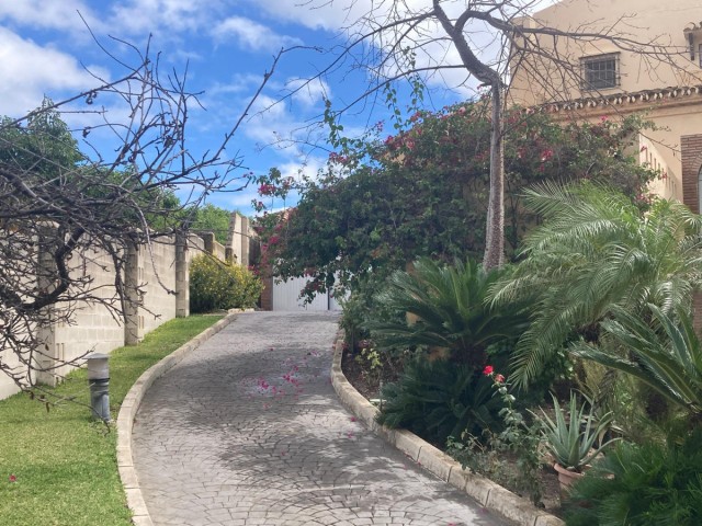 Villa con 4 Dormitorios  en Selwo